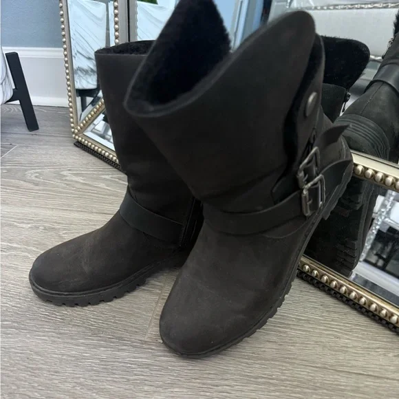 Stylish Black Winter Boots with Buckle Accents - Picture 2 of 14